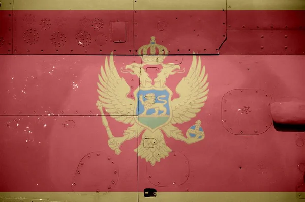 몬테네그로 국기가 헬기의 측면에 그려져 군대의 항공기 개념적 — 스톡 사진