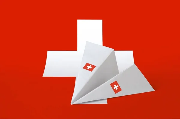 Kağıt Origami Uçağında Sviçre Bayrağı Tasvir Edildi Doğu Yapımı Sanat — Stok fotoğraf