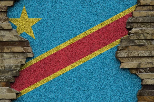 刚果民主共和国国旗在旧石墙上漆成的颜色被关闭了 岩墙背景上的纹理横幅 — 图库照片