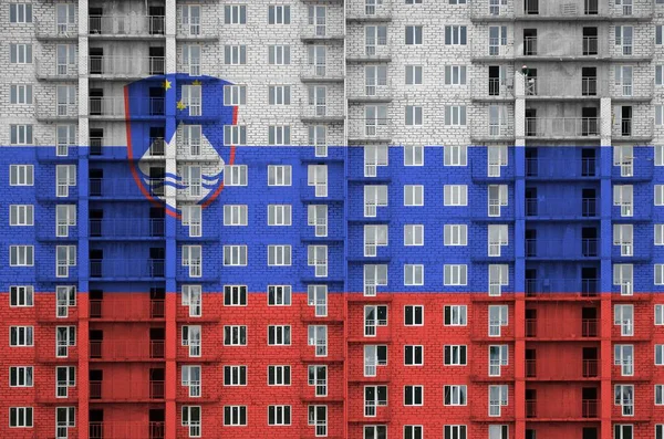 Slovinská Vlajka Vyobrazená Barvách Vícepodlažní Obytné Budově Výstavbě Texturovaný Banner — Stock fotografie