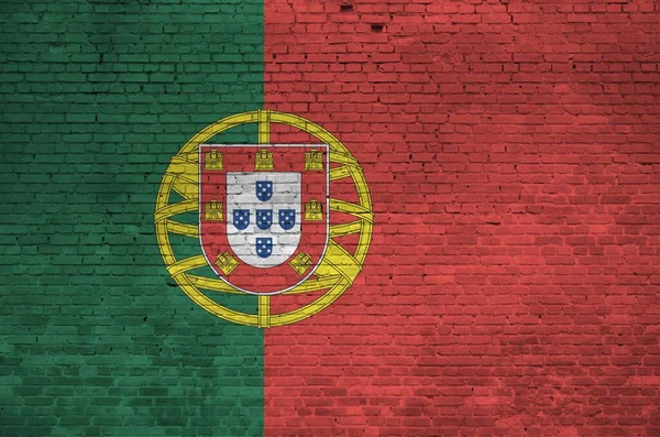 古いレンガの壁にペイント色で描かれたポルトガルの旗が閉じます 大きなレンガの壁の石積みの背景にテクスチャバナー — ストック写真