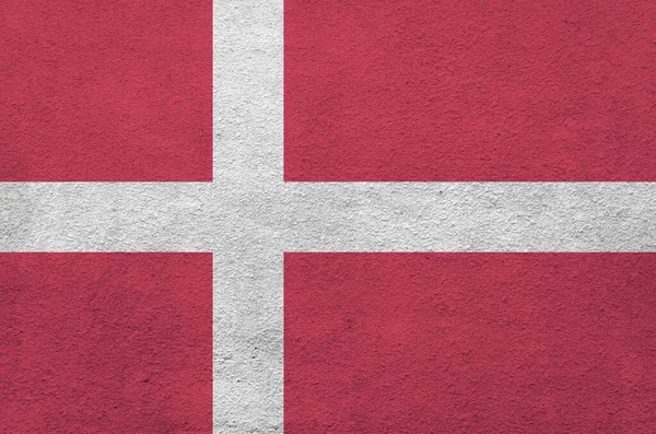 古いレリーフ石膏壁に明るい塗料の色で描かれたデンマークの旗が閉じます ざらざらとした背景に書かれた旗 — ストック写真