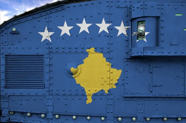 Kosovo Vlag Afgebeeld Zijkant Deel Van Militaire Gepantserde Tank Van — Stockfoto