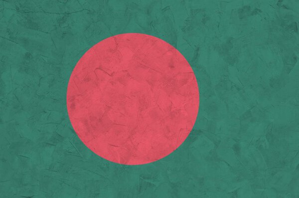 Флаг Бангладеш изображен в ярких красках на старой рельефной штукатурке. Текстурированный баннер на грубом фоне
