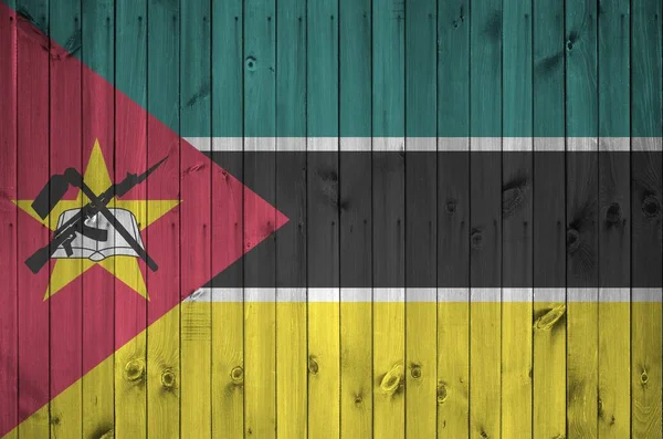 Mosambická Vlajka Vyobrazená Jasných Barvách Staré Dřevěné Stěně Zblízka Texturovaný — Stock fotografie