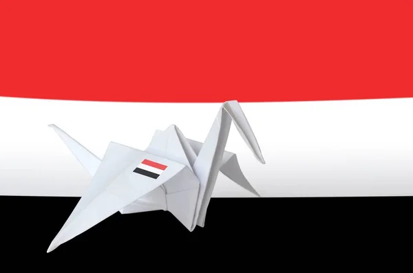 Йеменский Флаг Изображён Бумажном Крыле Журавля Оригами Концепция Восточного Искусства — стоковое фото