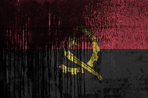 Angola Flagge Lackfarben Auf Alten Und Schmutzigen Ölfässern Großaufnahme Texturiertes — Stockfoto