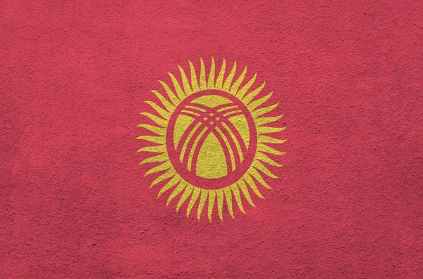 Kırgızistan Bayrağı Eski Kabartma Duvarda Parlak Boya Renkleriyle Resmedilmiş Kabataslak — Stok fotoğraf