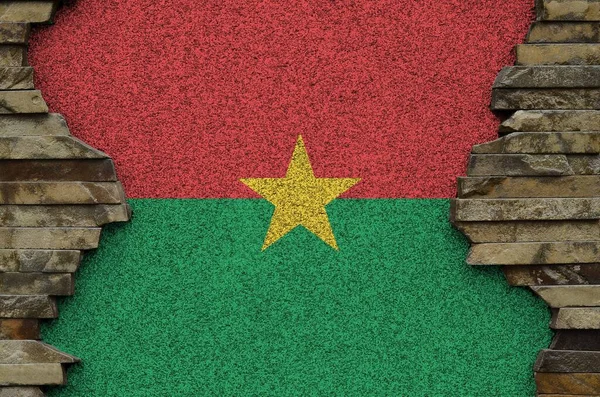 Σημαία Μπουρκίνα Φάσο Απεικονίζεται Χρώματα Χρώμα Παλιό Πέτρινο Τοίχο Από — Φωτογραφία Αρχείου