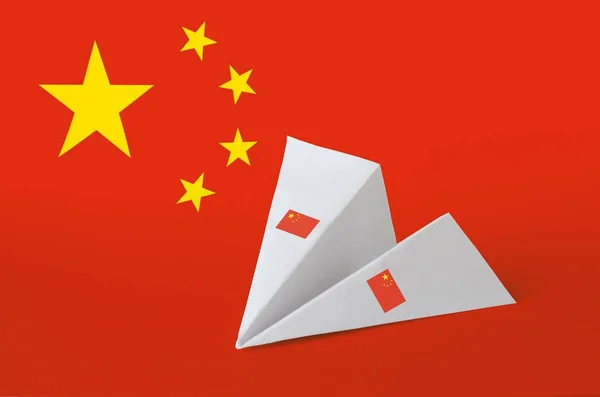 Chińska Flaga Przedstawiona Papierowym Samolocie Origami Orientalna Koncepcja Sztuki Ręcznej — Zdjęcie stockowe