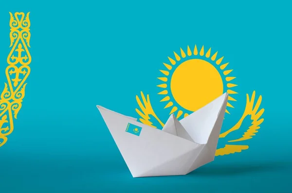 Казахстанский Флаг Изображён Бумажном Корабле Оригами Крупным Планом Концепция Восточного — стоковое фото