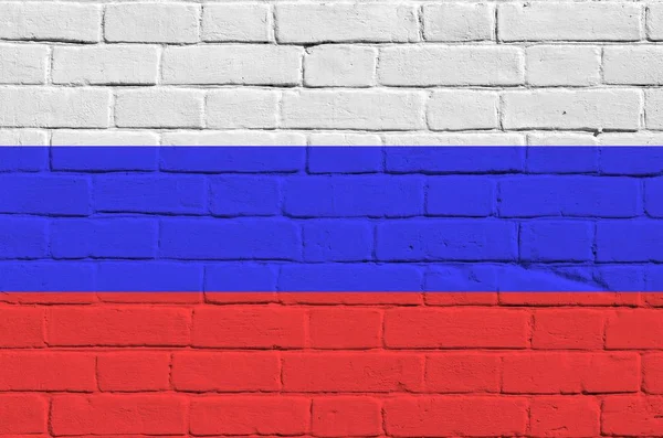 러시아 국기는 페인트 색으로 묘사되어 벽돌로 커다란 새겨진 현수막 — 스톡 사진
