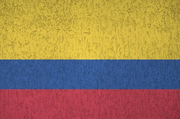 コロンビアの旗は 古いレリーフの石膏壁の上に明るい塗料の色で描かれて閉じます ざらざらとした背景に書かれた旗 — ストック写真