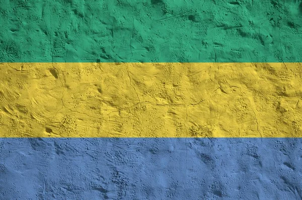 Gabonenfahne Hellen Farbtönen Auf Alten Reliefputzwänden Großaufnahme Texturiertes Banner Auf — Stockfoto