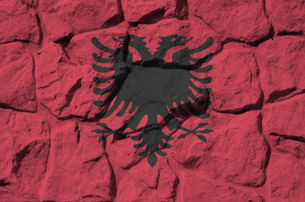 Albánská Vlajka Zblízka Vyobrazená Barvách Staré Kamenné Zdi Texturovaný Banner — Stock fotografie