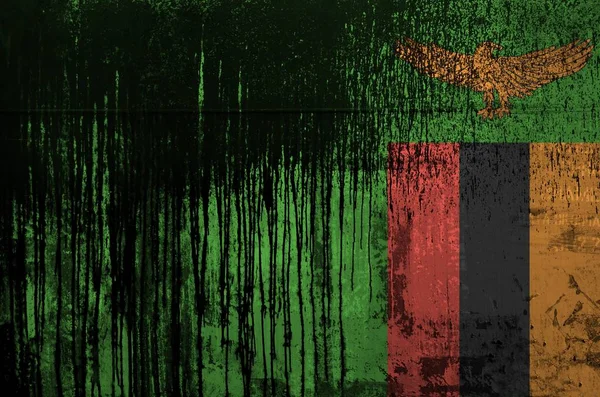 赞比亚国旗在旧的 肮脏的油桶壁上涂上了颜色 粗糙背景的纹理横幅 — 图库照片