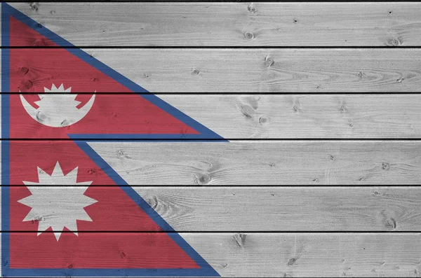 尼泊尔国旗在旧木墙上漆成明亮的颜色 粗糙背景的纹理横幅 — 图库照片