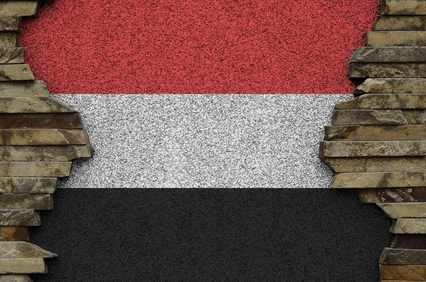 Jemeńska Flaga Przedstawiona Kolorach Farby Starych Kamiennych Ścianach Baner Teksturowany — Zdjęcie stockowe