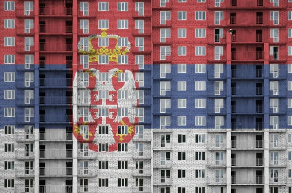 Srbská Vlajka Vyobrazená Barvách Vícepodlažní Obytné Budově Výstavbě Texturovaný Banner — Stock fotografie