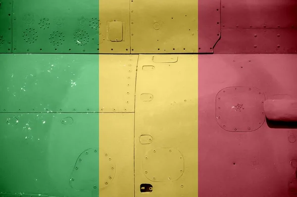 Flaga Mali Przedstawiona Bocznej Części Wojskowego Pancernego Śmigłowca Bliska Konceptualne — Zdjęcie stockowe