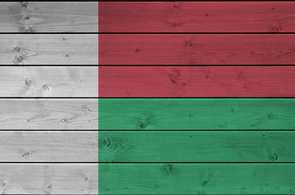 Madagaskarská Vlajka Zblízka Vyobrazená Jasných Barvách Staré Dřevěné Stěně Texturovaný — Stock fotografie