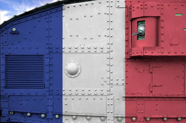 Σημαία Της Γαλλίας Απεικονίζεται Στο Πλάι Ενός Στρατιωτικού Τεθωρακισμένου Τανκ — Φωτογραφία Αρχείου