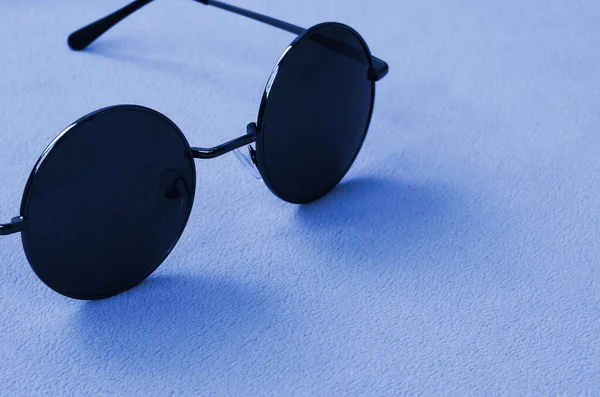 Stylische Schwarze Sonnenbrille Mit Runder Brille Liegt Auf Einer Decke — Stockfoto