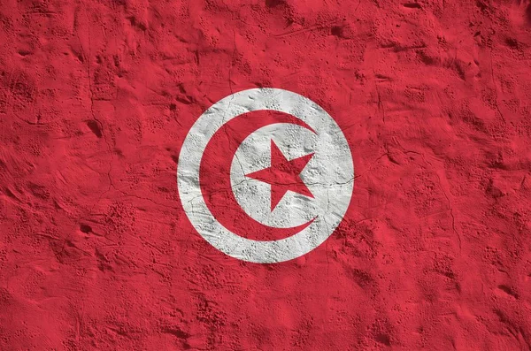 突尼斯国旗用明亮的颜色描绘在旧的浮雕石墙上 粗糙背景的纹理横幅 — 图库照片