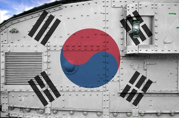 국기가 탱크의 측면에 그려져 군대의 개념적 — 스톡 사진