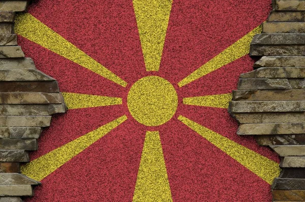 Makedonská Vlajka Vyobrazená Barvách Staré Kamenné Zdi Zblízka Texturovaný Banner — Stock fotografie