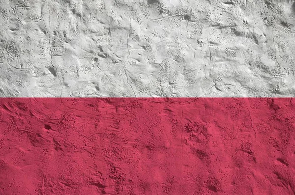 古いレリーフ石膏壁の上に明るい塗料の色で描かれたポーランドの旗が閉じます ざらざらとした背景に書かれた旗 — ストック写真