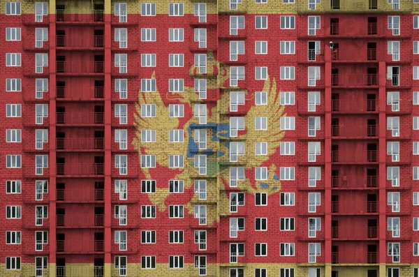 Černá Hora Vlajka Vyobrazená Barvách Vícepodlažní Obytné Budově Výstavbě Texturovaný — Stock fotografie