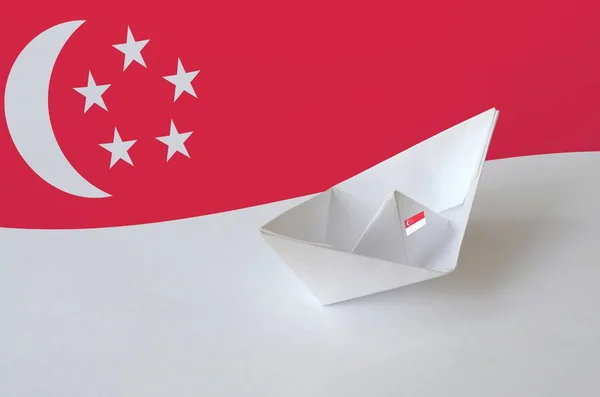新加坡国旗在纸上刻有折纸船特写 东方手工艺术概念 — 图库照片