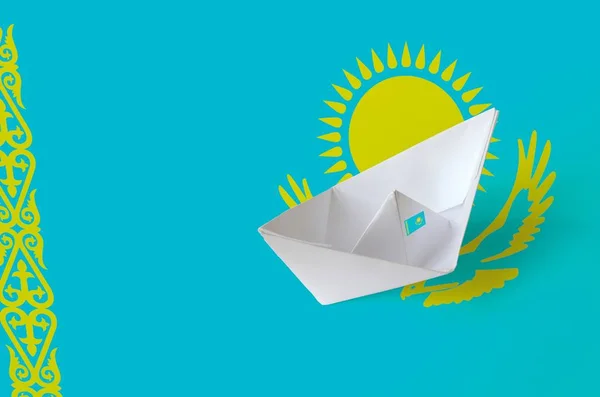 Kazachstánská Vlajka Vyobrazena Papírové Origami Lodi Detailně Orientální Ruční Umělecký — Stock fotografie