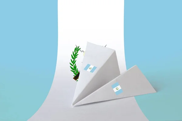 Guatemalská Vlajka Vyobrazená Papírovém Origami Letadle Orientální Ruční Umělecký Koncept — Stock fotografie