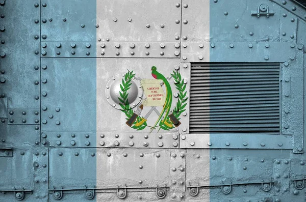 Flaga Gwatemali Przedstawiona Bliska Stronie Pancernego Czołgu Wojskowego Konceptualne Tło — Zdjęcie stockowe