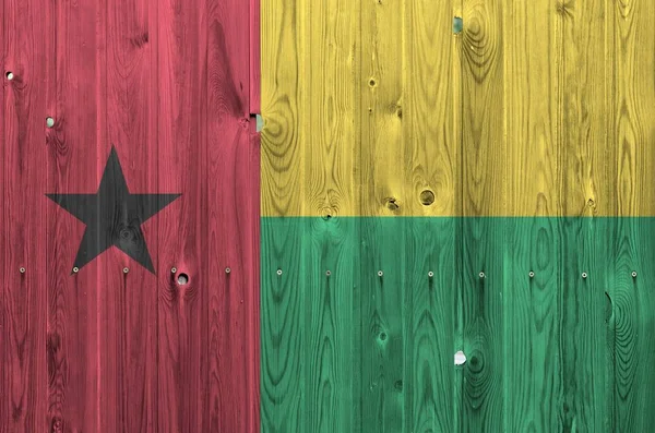 Gine Bissau Bayrağı Eski Ahşap Duvarda Parlak Boya Renkleriyle Resmedilmiş — Stok fotoğraf