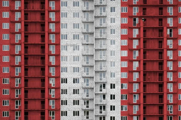 在建造中的多层住宅楼中 秘鲁国旗被漆成了彩色 大砖墙背景上的纹理横幅 — 图库照片