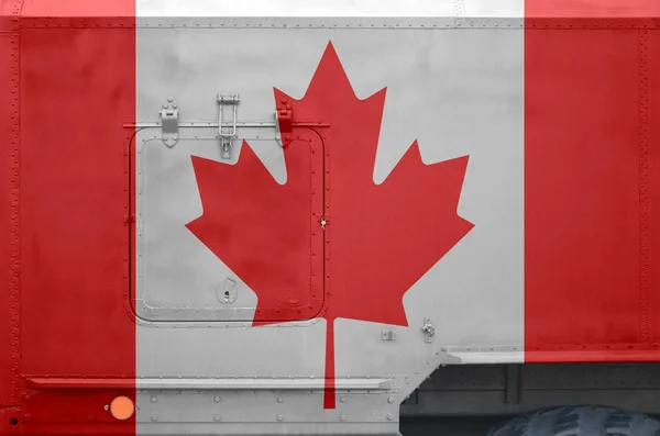 加拿大国旗被描绘在军用装甲卡车的侧面 陆军车辆概念背景 — 图库照片