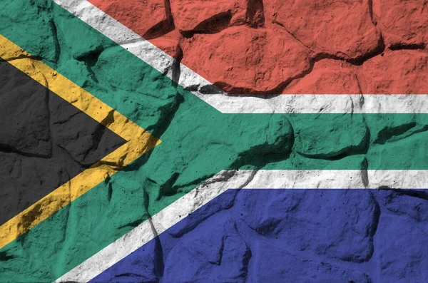 남아프리카 공화국의 국기는 석벽에 색들로 묘사되어 글씨체 — 스톡 사진