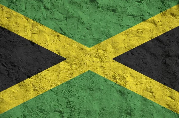 古いレリーフの石膏壁の上に明るい塗料の色で描かれたジャマイカの旗が閉じます ざらざらとした背景に書かれた旗 — ストック写真
