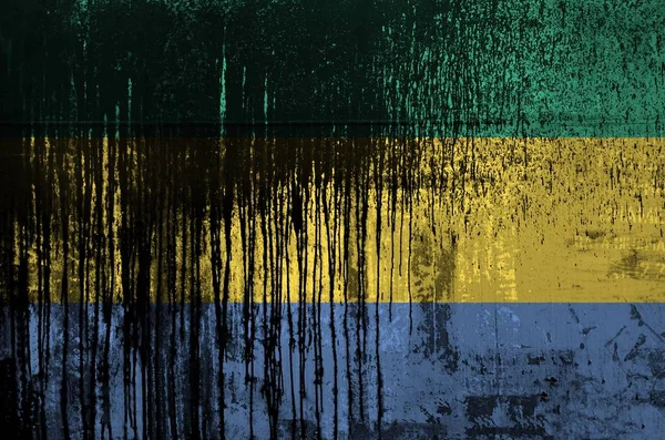 Flaga Gabonu Przedstawiona Kolorach Farby Starych Brudnych Ścianach Beczek Ropy — Zdjęcie stockowe