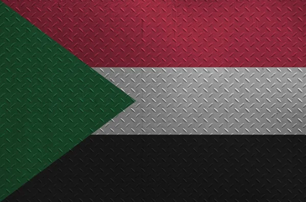 Sudan Bayrağı Eski Fırçalanmış Metal Plaka Duvarda Boyalı Renklerle Resmedilmiş — Stok fotoğraf