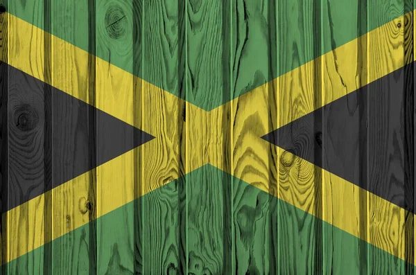 古い木製の壁に明るい塗料の色で描かれたジャマイカの旗が閉じます ざらざらとした背景に書かれた旗 — ストック写真