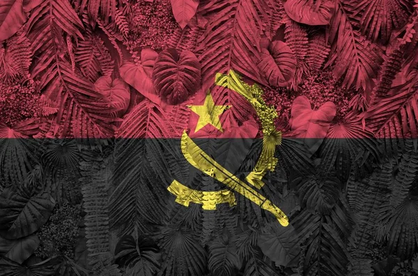 Drapeau Angola Représenté Sur Nombreuses Feuilles Palmiers Monstères Mode Arrière — Photo