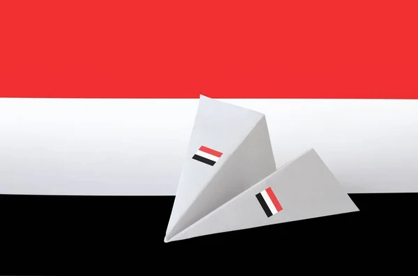 Йеменский Флаг Изображён Бумажном Самолете Оригами Концепция Восточного Искусства — стоковое фото