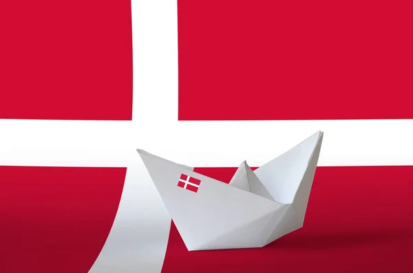 Bandeira Dinamarca Retratada Papel Origami Navio Closeup Oriental Artesanal Artes — Fotografia de Stock