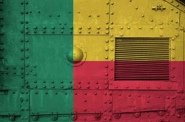 Benin Flagga Avbildas Sidan Del Militär Pansarvagn Närbild Arméns Styrkor — Stockfoto