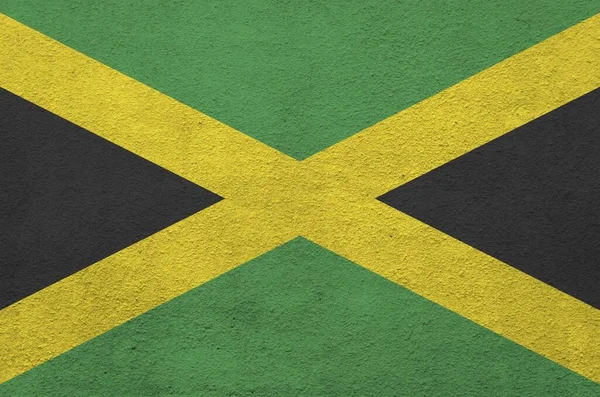 古いレリーフの石膏壁の上に明るい塗料の色で描かれたジャマイカの旗が閉じます ざらざらとした背景に書かれた旗 — ストック写真