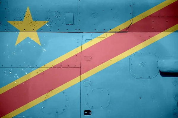 軍事用機甲ヘリコプターの側面に描かれたコンゴ民主共和国の旗が閉じます 陸軍航空機の概念的背景 — ストック写真